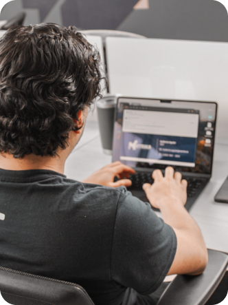 Hombre en laptop Ábaco